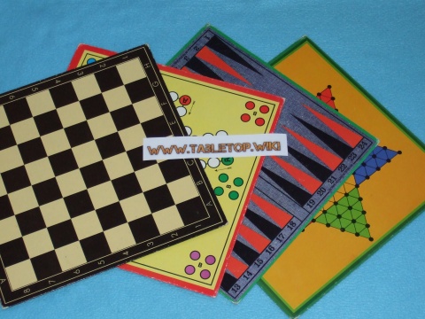 Spielbrett für Dame, Schach und Backgammon